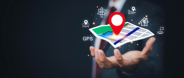 Mano de hombre de negocios que sostiene el mapa del mundo virtual con el icono de la aplicación GPS del punto de ubicación Mapas de viaje y búsqueda de lugares en el sistema en línea Se generan todos los gráficos de pantalla Búsqueda de objetivos de viaje