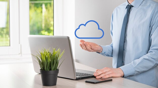 Mano de hombre de negocios que sostiene la nube. Concepto de computación en la nube, cerca del joven hombre de negocios con la nube sobre su mano.