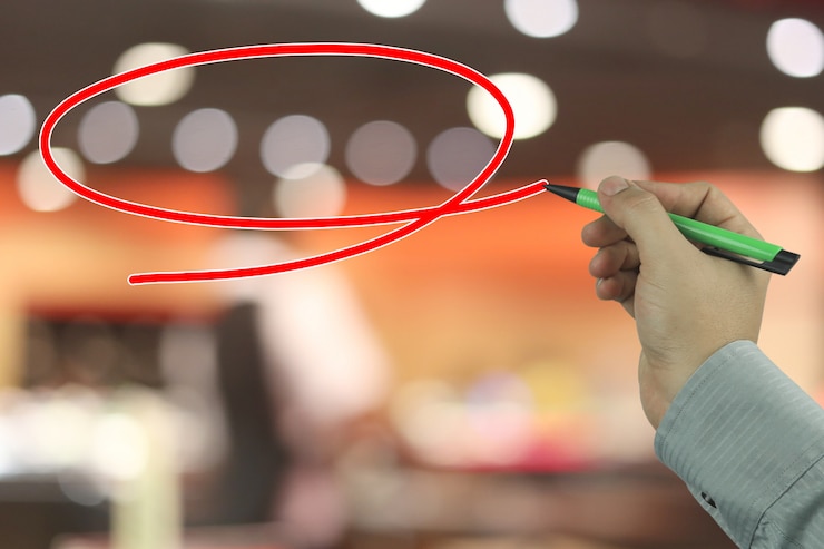 Foto mano de un hombre de negocios que sostiene una pluma roja que escribe un cuadro de mensaje.