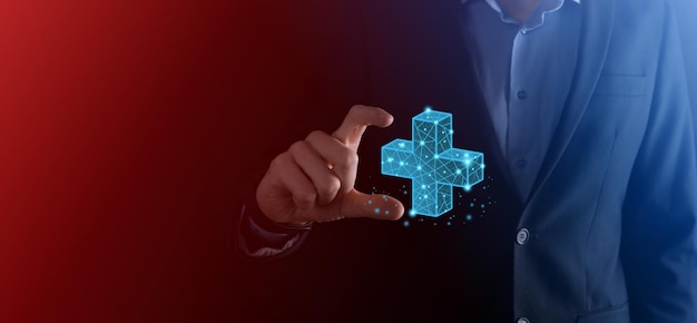Mano de hombre de negocios sosteniendo 3D más icono poligonal bajo. Signo más medios virtuales para ofrecer cosas positivas como beneficios, desarrollo personal, beneficios de redes sociales, seguro de salud, conceptos de crecimiento.