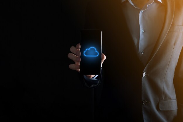 Mano de hombre de negocios sosteniendo el concepto de computación en la nube en la palma. Copia de seguridad de datos de almacenamiento de Internet, redes y digital, compartir global y tecnología, concepto.