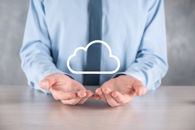 Foto mano de hombre de negocios sosteniendo la nube. concepto de computación en la nube, cerca del joven hombre de negocios con la nube sobre su mano. el concepto de servicio en la nube.