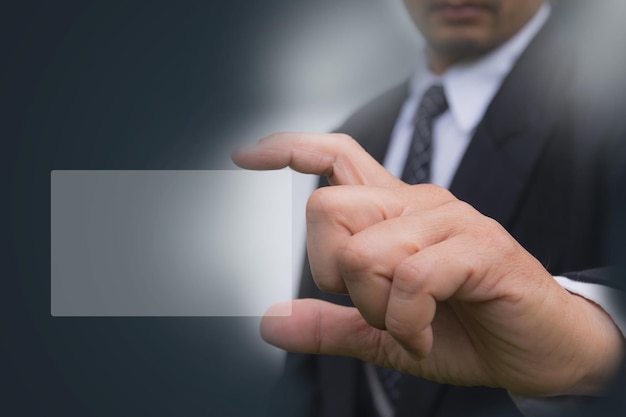 La mano del hombre de negocios sosteniendo la tarjeta blanca con espacio para copiar