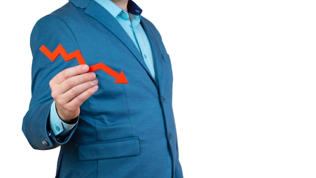 Foto la mano de un hombre de negocios sostiene una flecha roja sobre un fondo blanco el concepto de reducción de costos y ganancias caída de los niveles de vida y los precios disminución de las proyecciones economías deprimidas