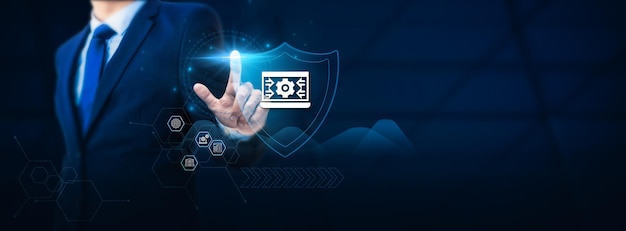 La mano del hombre de negocios toca un escudo de gestión de activos digitales que simboliza la protección. El concepto de salvaguardar los activos digitales y administrar recursos valiosos de manera segura para evitar la pérdida de datos y imprevistos