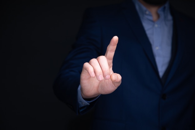 Mano de hombre de negocios tocando la pantalla virtual, concepto de fondo moderno