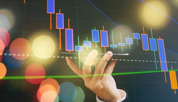 Mano de hombre de negocios trabajando en el análisis de gráficos de inversión para el mercado de divisas del mercado del oro y el mercado comercial