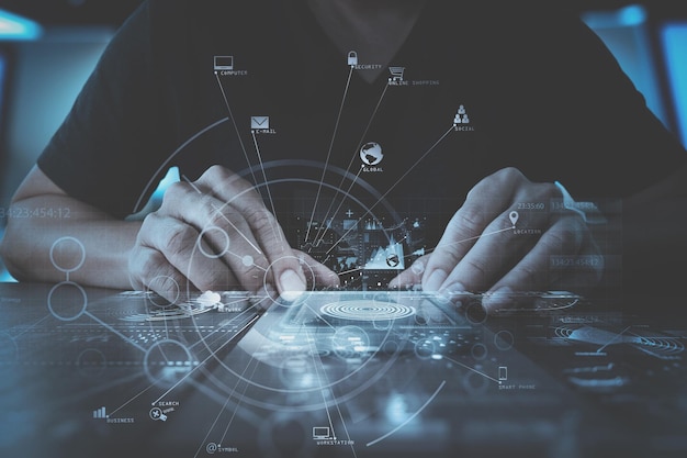 Mano de hombre de negocios trabajando con computadora moderna en oficina moderna con diagrama de icono virtual