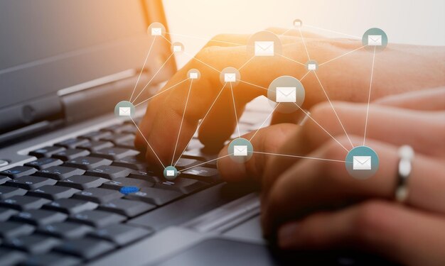 Mano de hombre de negocios trabajando en Laptop con ilustración de correo electrónico