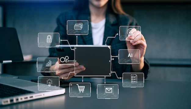 Mano de hombre de negocios trabajando en medios de marketing digital en pantalla virtual con teléfono móvil y computación moderna con diagrama de icono VR en la oficina