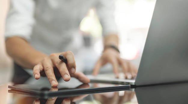 Foto mano de hombre de negocios usando tableta digital en la oficina marketing en línea y tecnología de big data para negocios de comercio electrónico