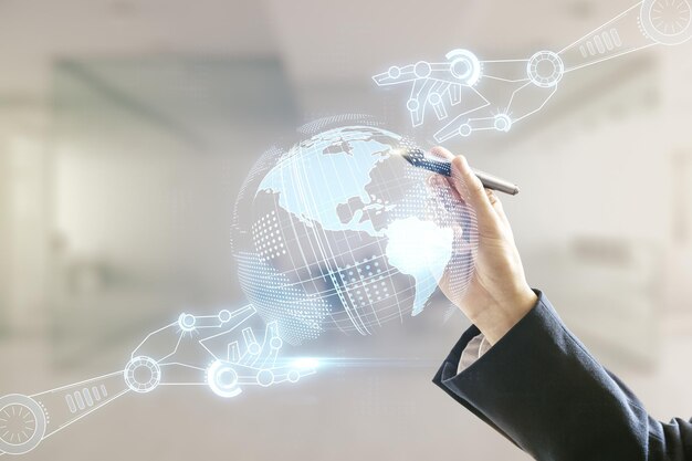 Mano de hombre con pluma trabajando con holograma de tecnología de robótica virtual abstracta con boceto de globo sobre fondo de oficina borroso Concepto de automatización y desarrollo de robots Multiexposición