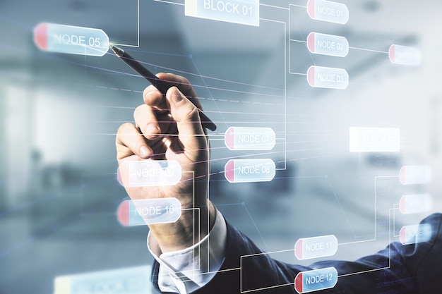 Mano de hombre con pluma trabajando con ilustración de codificación virtual abstracta en el concepto de desarrollo de software de fondo de oficina borrosa Multiexposición