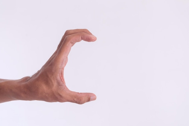 La mano de un hombre con una postura o gesto de sostener o mostrar algo sobre un fondo blanco