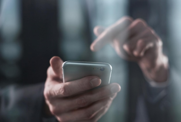 la mano del hombre presiona un dedo en un teléfono inteligente Maqueta para su espacio de copia de diseño