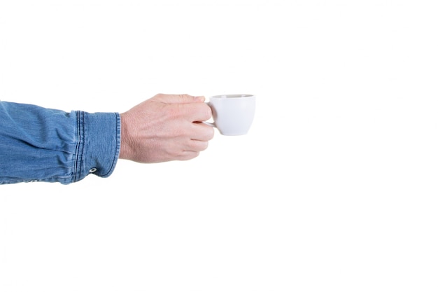 Mano del hombre que sostiene la taza de café aislada en blanco