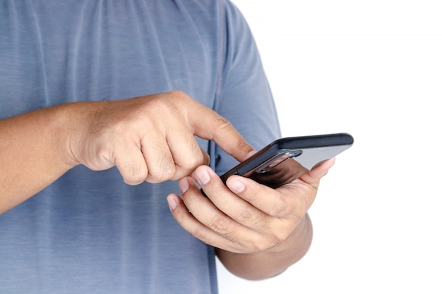 La mano de un hombre que sostiene un teléfono inteligente está presionando un número para contactar a las personas.