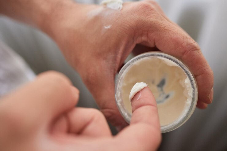 Foto la mano del hombre que usa esteroides aplicar tipo externo