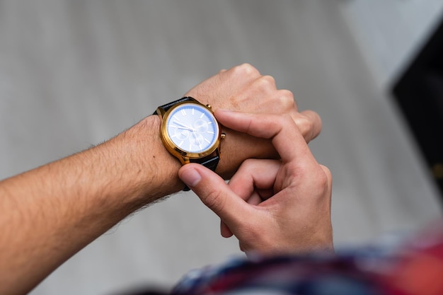 mano de hombre con un reloj.