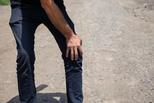 Foto mano del hombre en la rodilla del dolor