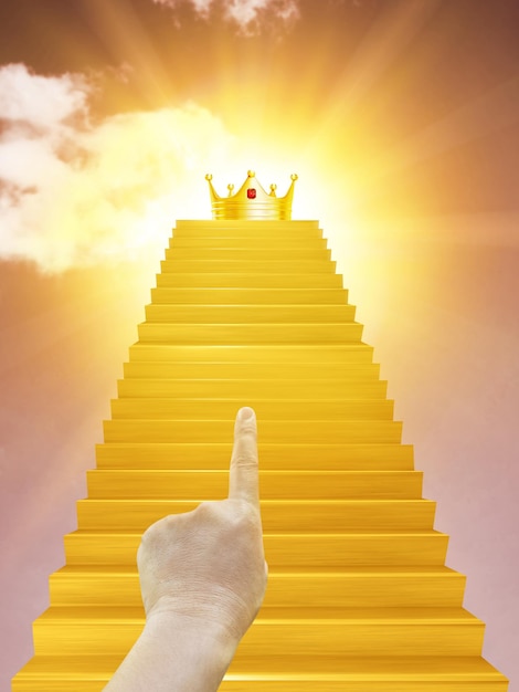 Una mano de hombre señala una escalera dorada con una corona dorada