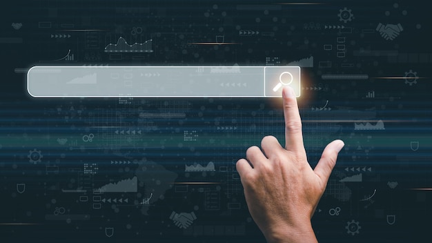 La mano del hombre señalando el icono de búsqueda concepto de tecnología investigando palabras clave para encontrar