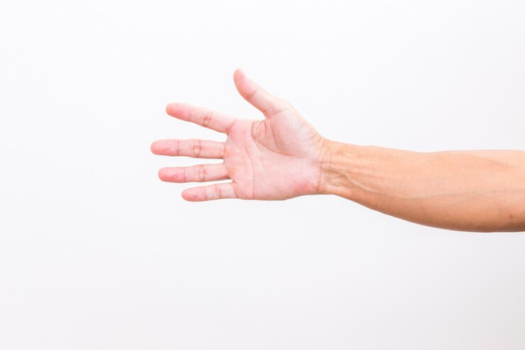 Foto mano del hombre sobre fondo blanco