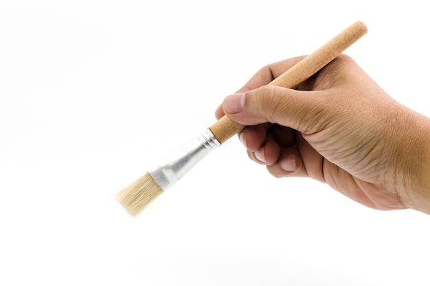 Foto la mano del hombre está sosteniendo el cepillo de dibujo de madera aislado