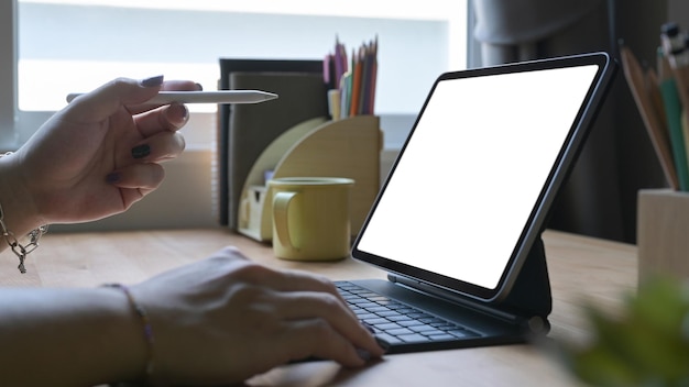 Mano de hombre sosteniendo lápiz óptico y apuntando a la pantalla de la tableta digital Vista de cerca