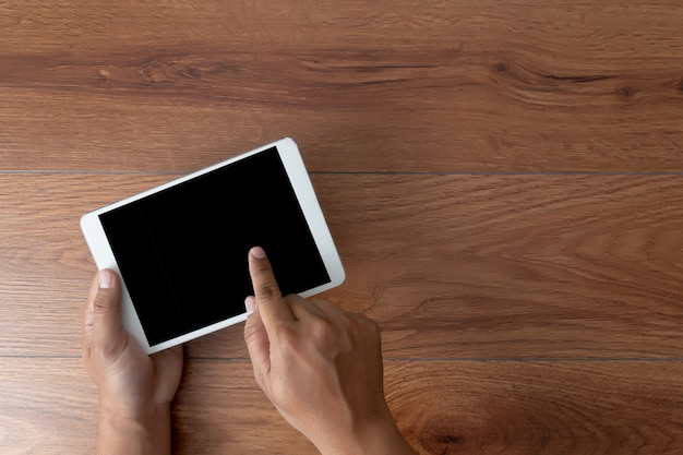 Mano de hombre sosteniendo la maqueta de pantalla de teléfono inteligente negro