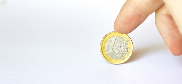 Mano de hombre sosteniendo una moneda aislada sobre fondo blanco