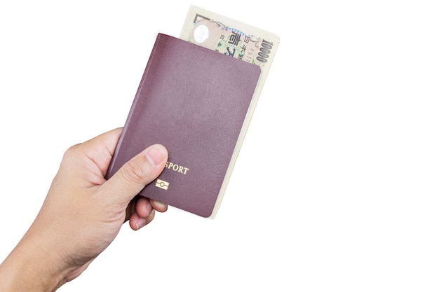Mano de hombre sosteniendo pasaporte y dinero japonés aislado en blanco