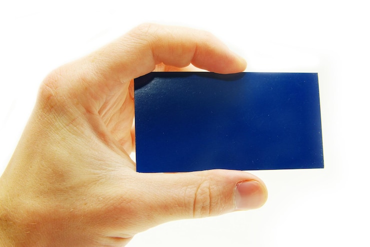 Foto mano de hombre sosteniendo una tarjeta de visita en blanco