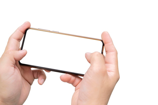 La mano de un hombre sosteniendo un teléfono inteligente negro Ambas manos que están usando el teléfono inteligente Fondo blanco aislado