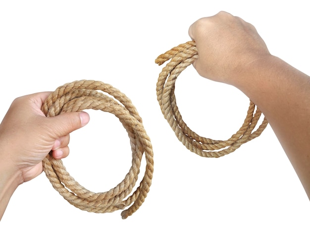 La mano del hombre sujetando la cuerda sobre un fondo blanco.