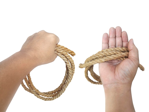 La mano del hombre sujetando la cuerda sobre un fondo blanco.