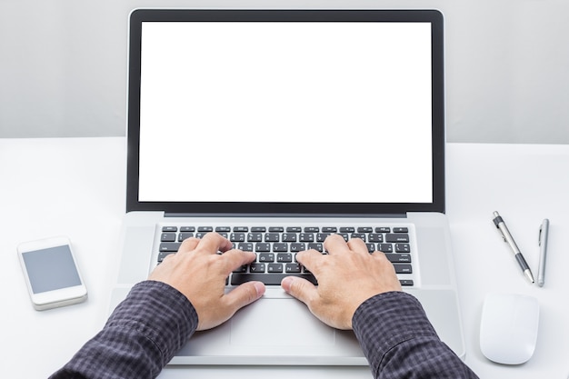 Foto mano de hombre en el teclado de la computadora portátil con monitor de pantalla en blanco