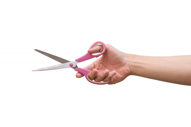 Mano de hombre con tijeras aisladas sobre fondo blanco