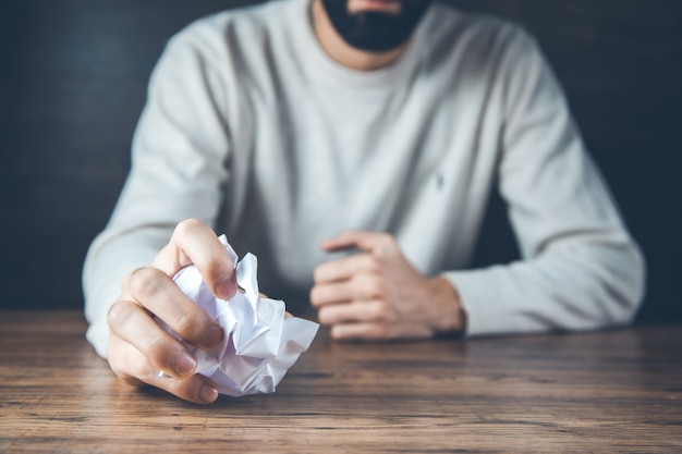 Mano de hombre triste papel arrugado