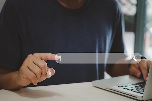 Mano de hombre usando el icono de computadora Tecnología de Internet y comunicación Redes sociales