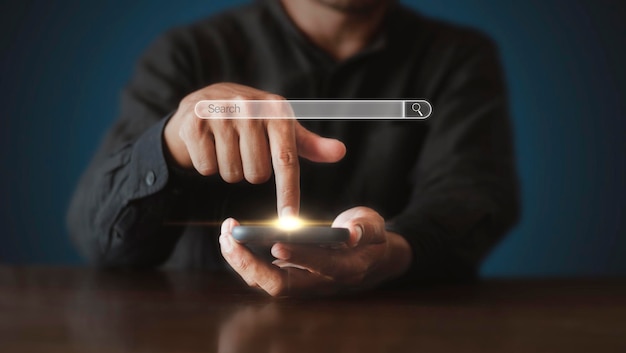 Foto mano hombre usando teléfono móvil con barra de búsqueda conectarse a redes sociales redes sociales concepto de marketing en línea mano de hombre sosteniendo teléfono inteligente con barra de búsqueda concepto de negocio de estilo de vida copia espacio banner