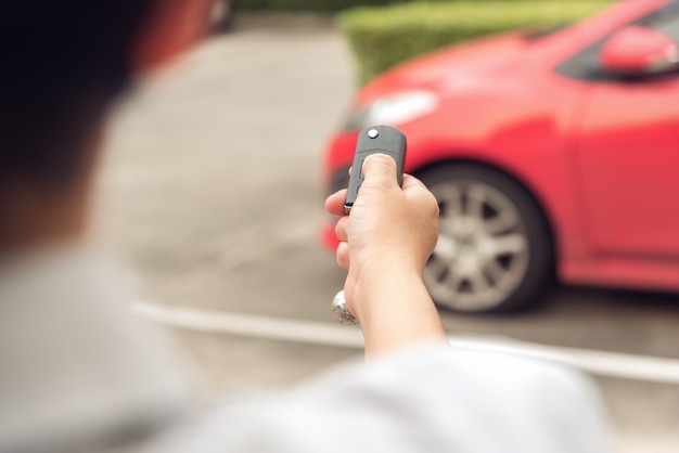 La mano de los hombres abre el coche con la llave del mando a distancia