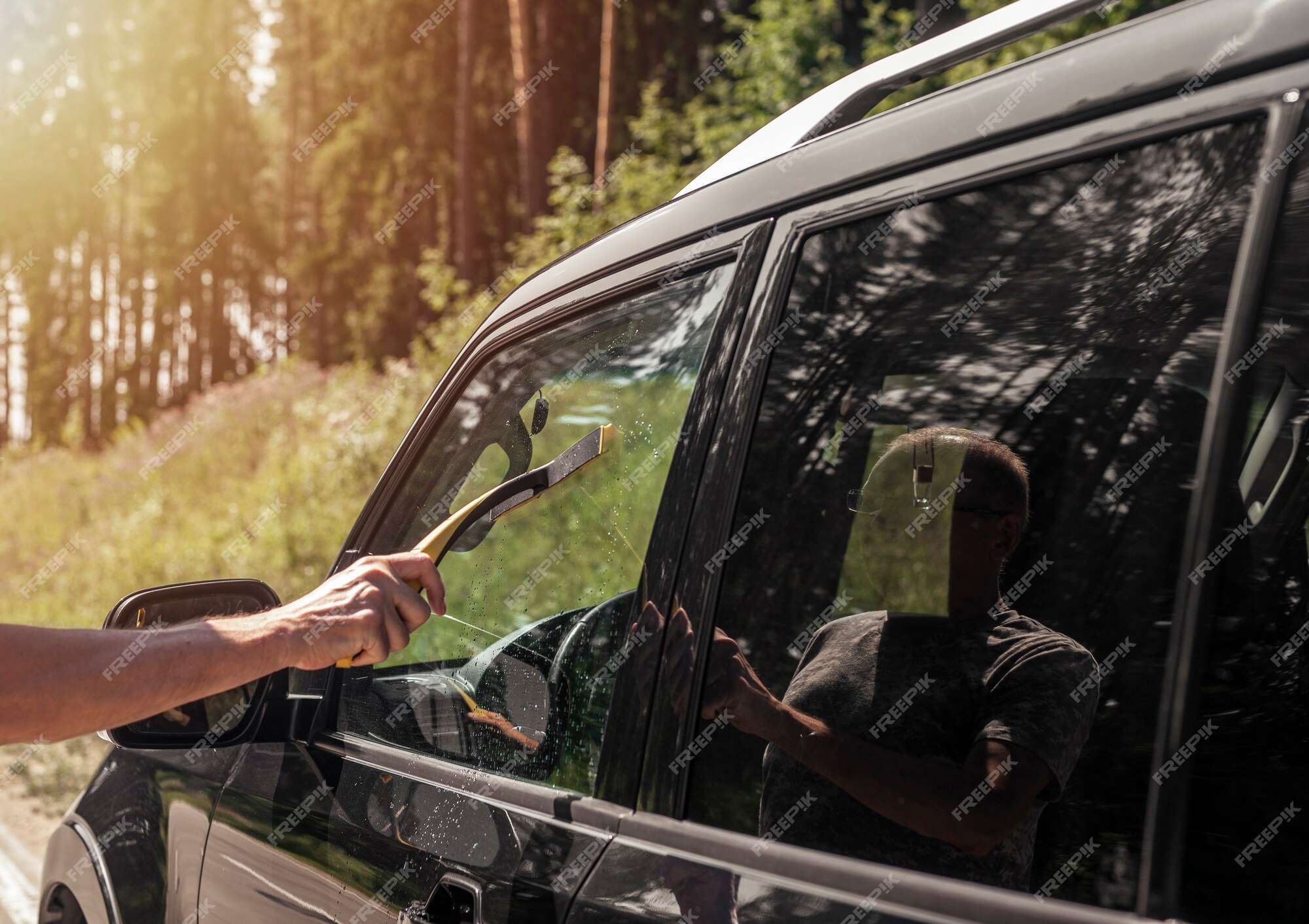 Mano de hombres con limpiaparabrisas de goma de coche limpiador de ventana  automática al aire libre