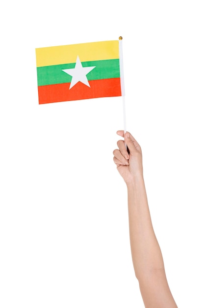 Mano humana sosteniendo la bandera nacional de Myanmar