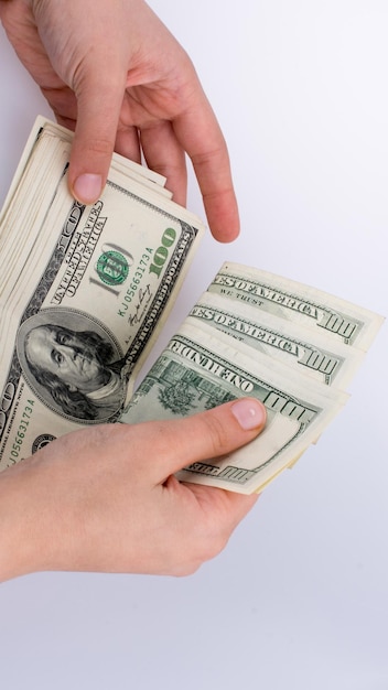 Mano humana sosteniendo el billete de un dólar estadounidense como dinero aislado en blanco