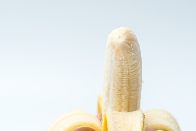 Foto mano humana sosteniendo el concepto de nutrición de frutas de plátano