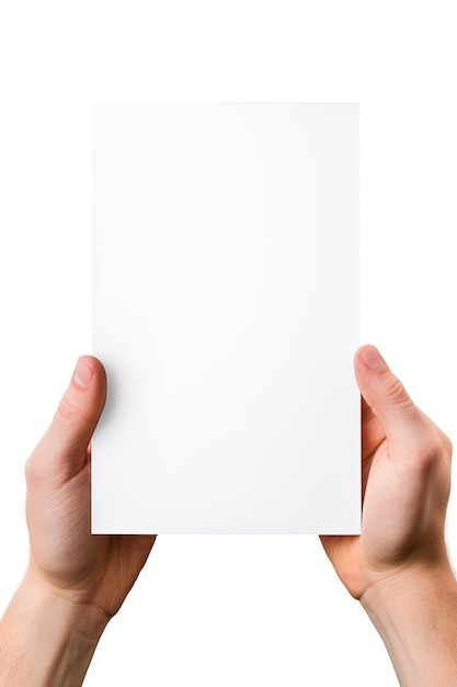 Una mano humana sosteniendo una hoja en blanco de papel blanco o una tarjeta aislada en el fondo blanco