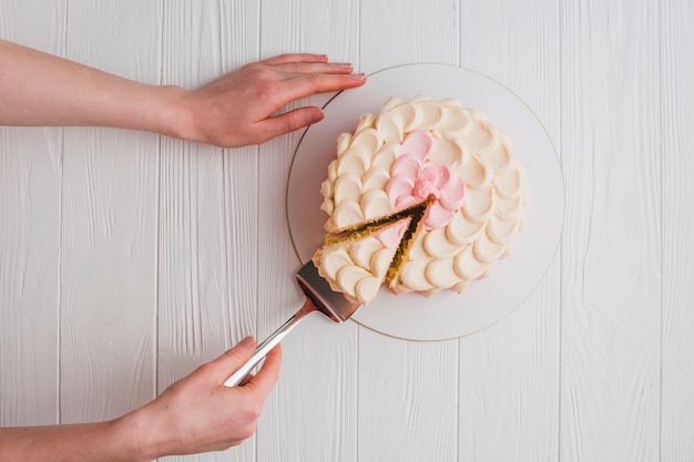 Foto mano humana tomando un pedazo de pastel