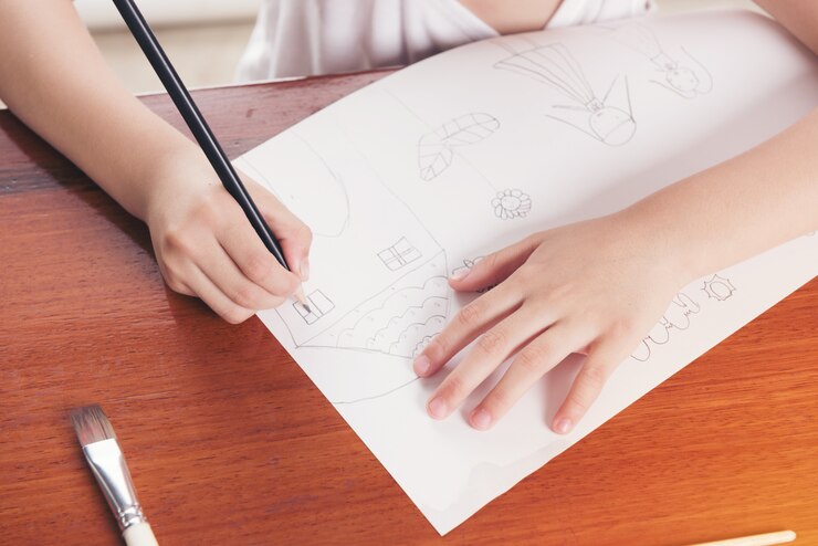 Foto mano de la imagen del dibujo de la colegiala con el lápiz, concepto de la educación.