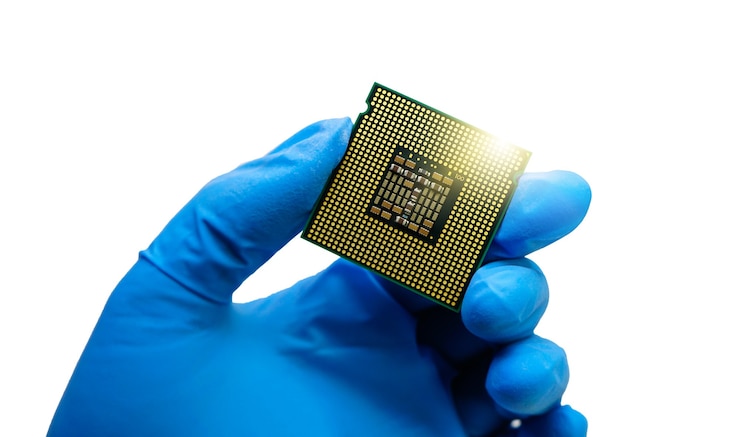 Foto mano de ingeniero con guantes de goma azul con chipset cputhe concepto de servicio informático
